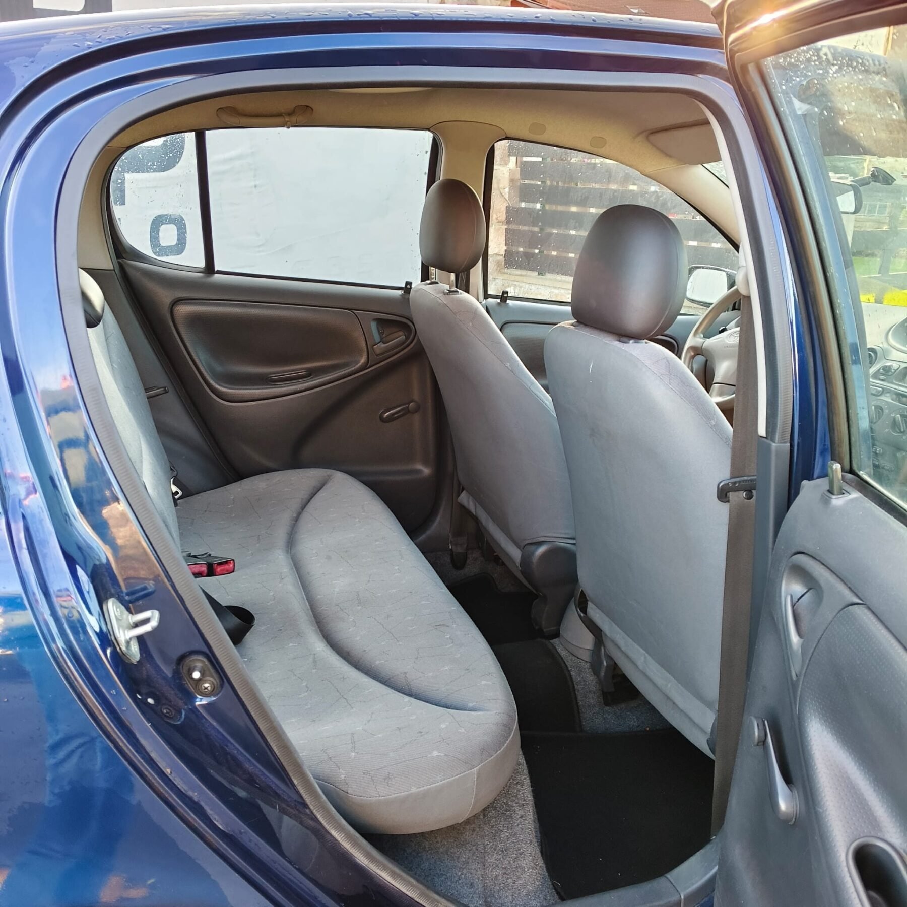 TOYOTA YARIS 1.0 LINEA TIERRA