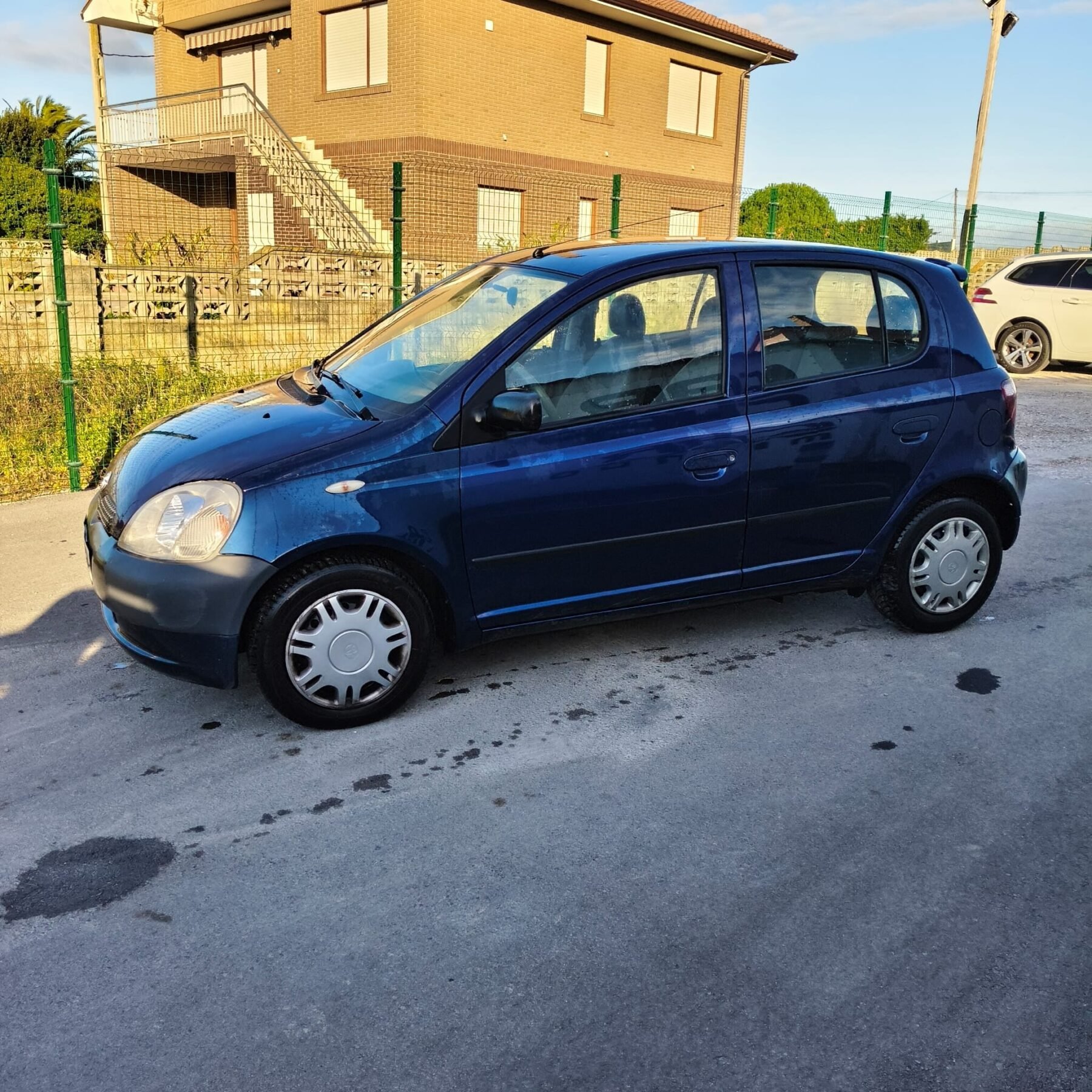 TOYOTA YARIS 1.0 LINEA TIERRA