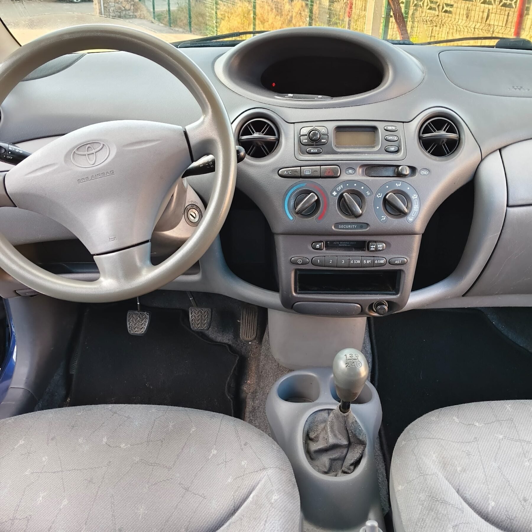 TOYOTA YARIS 1.0 LINEA TIERRA