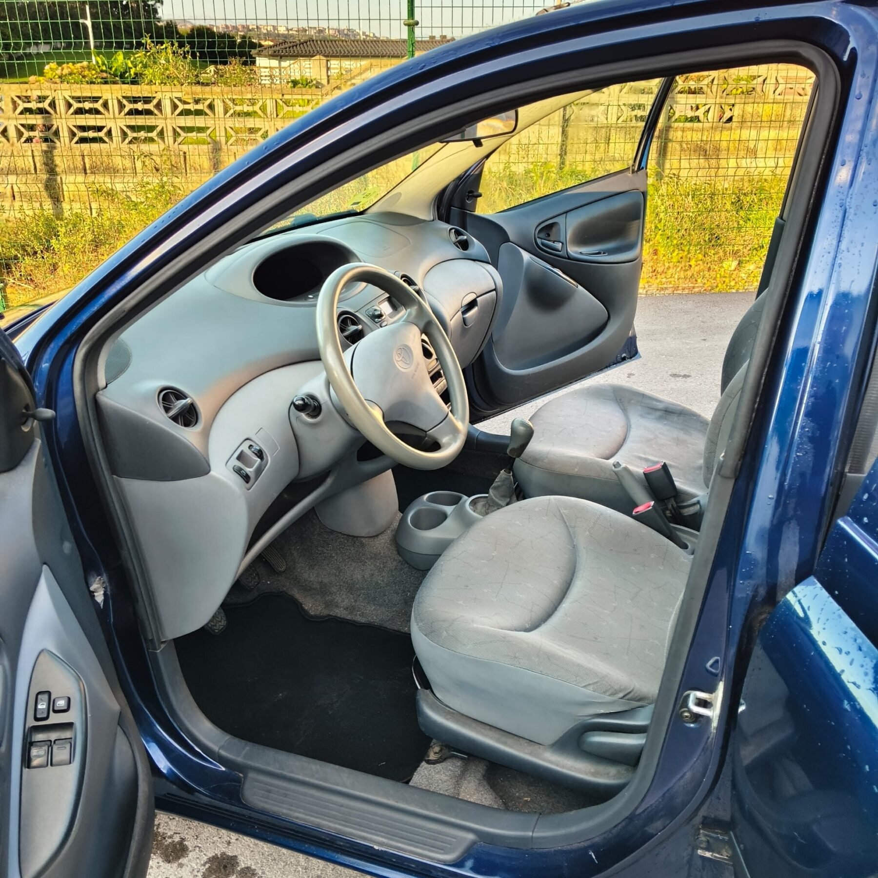 TOYOTA YARIS 1.0 LINEA TIERRA