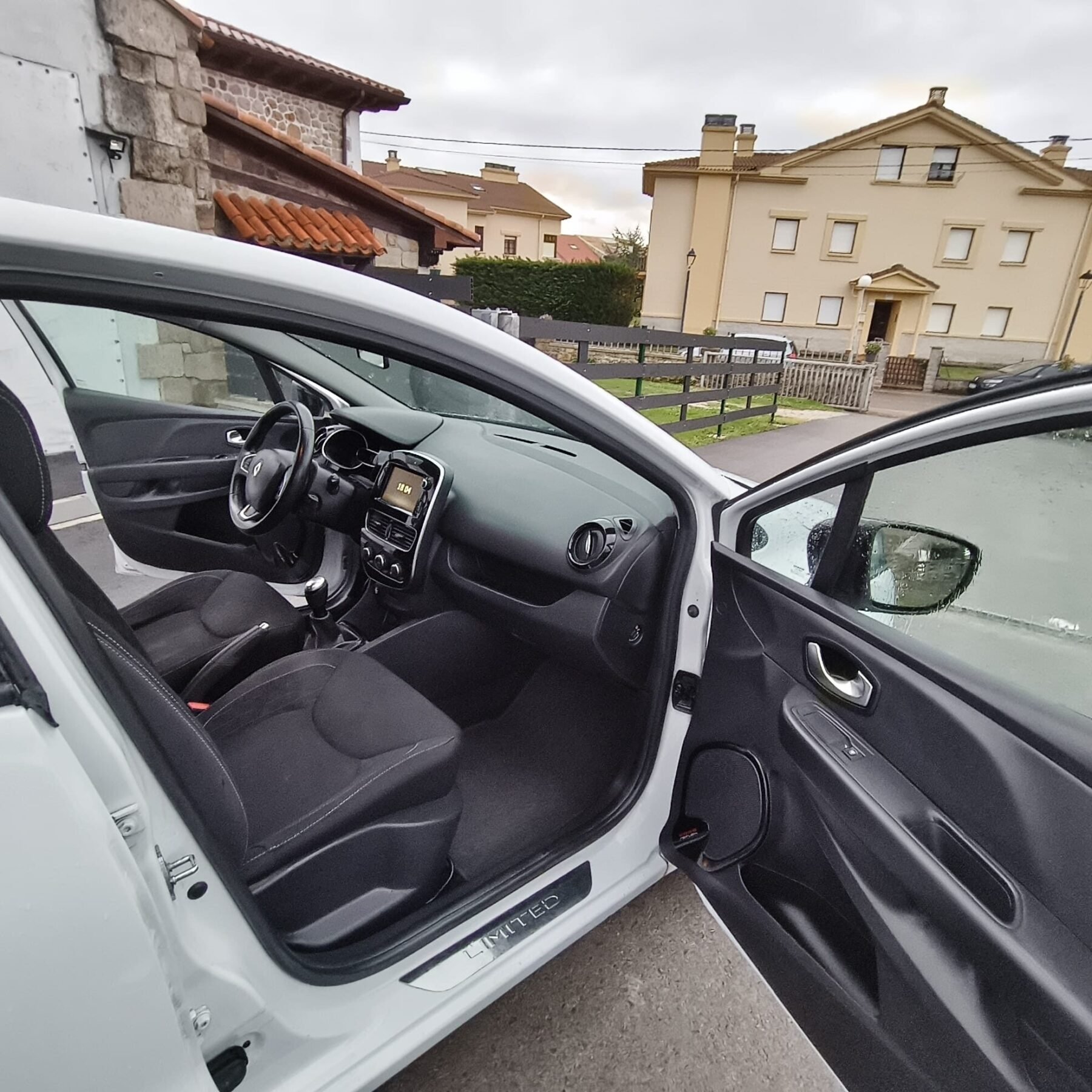RENAULT CLIO RENAULT Clio Limited TCe GLP 18